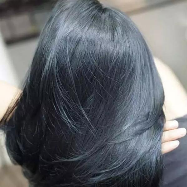 Màu tóc xanh đen là sự kết hợp độc đáo giữa hai màu sắc tươi sáng và quyến rũ. Cho dù bạn muốn có một kiểu tóc đầy cá tính và độc lập, hay chỉ muốn thêm chút nét mới lạ cho phong cách của mình, màu tóc xanh đen sẽ là sự lựa chọn hoàn hảo. Hãy cùng xem những hình ảnh về màu tóc xanh đen để có thêm ý tưởng cho kiểu tóc của bạn.