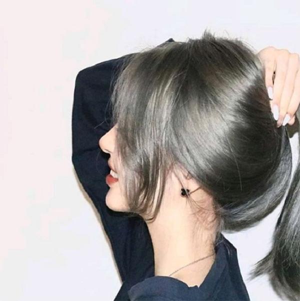 Nếu bạn muốn trông độc đáo và thu hút mọi ánh nhìn thì hãy nhuộm tóc xanh đen. Đây là kiểu tóc phù hợp với các cô nàng năng động và sành điệu. Hãy xem hình ảnh để tìm cảm hứng cho việc nhuộm tóc của bạn.